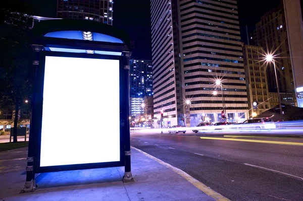Exibição de anúncio de parada de ônibus — Fotografia de Stock