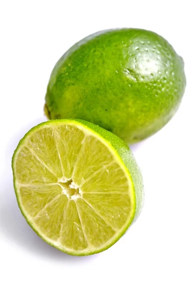 Limes fraîches sur blanc — Photo