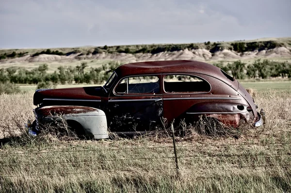 Clunker op prairie — Stockfoto