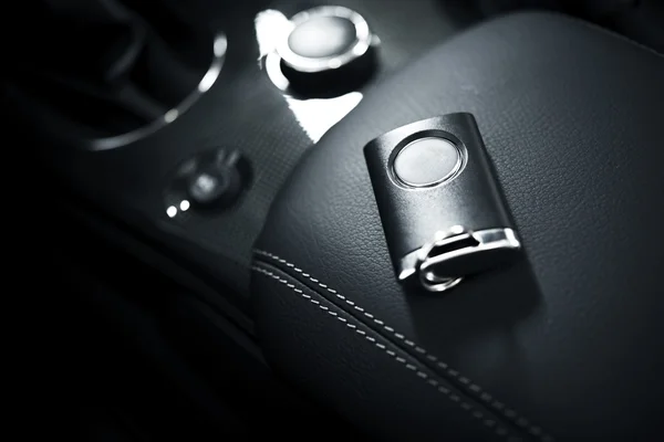 Ключи от машины и пульт — стоковое фото