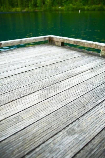 Doca de madeira no lago — Fotografia de Stock