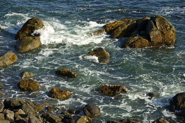 Praia rochosa — Fotografia de Stock