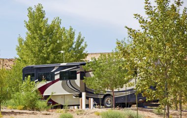 bir kamyonet ve karavan sınıf