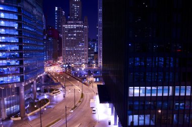 gece Chicago kuleleri