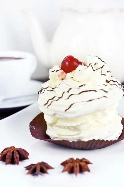 Creamy Cake with Cherry — Stock Photo, Image