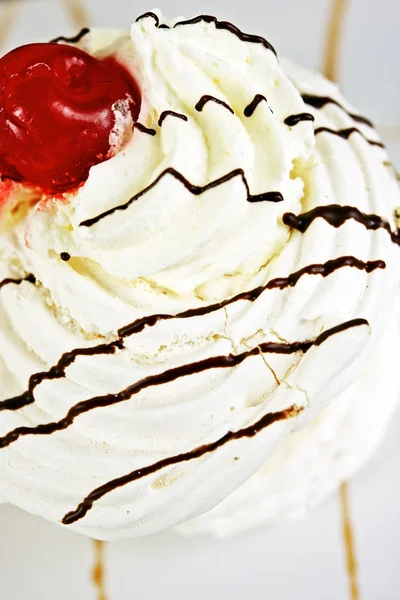 Cake with Cherry — Stock Photo, Image