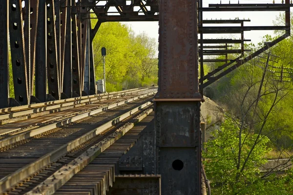 Ponte da estrada de ferro enferrujado — Fotografia de Stock