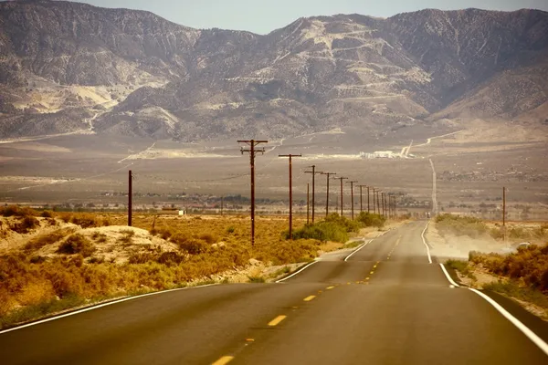 Sıcak çöl yolu — Stok fotoğraf