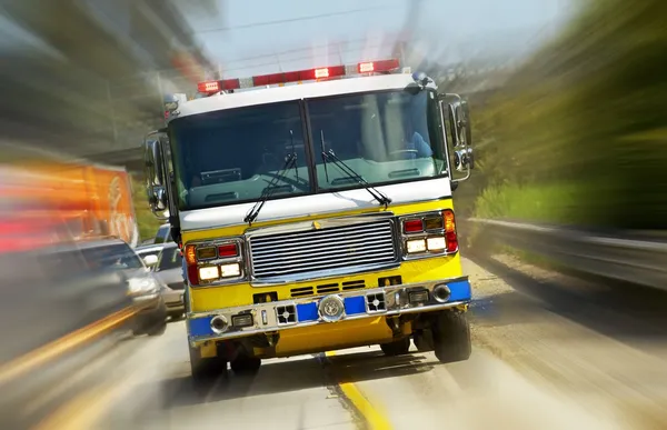 Camião de bombeiros em acção — Fotografia de Stock