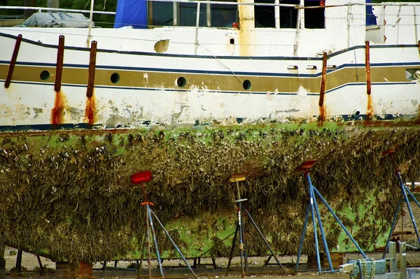 Лодка в лодке — стоковое фото