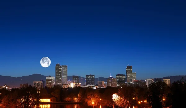 Denver Skyline com Lua — Fotografia de Stock