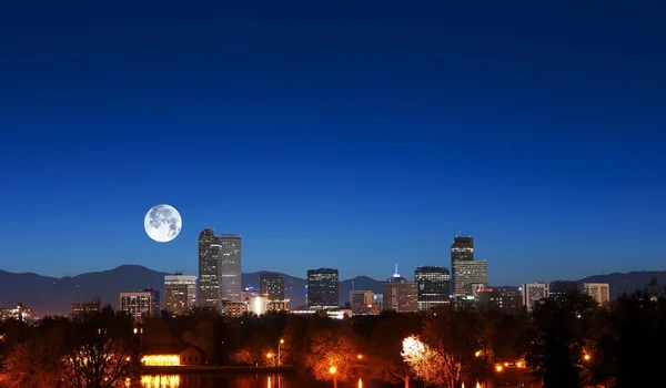 Denver Skyline mit Mond — Stockfoto