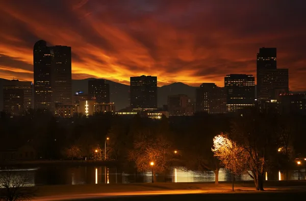 Rödaktig solnedgång i denver — Stockfoto