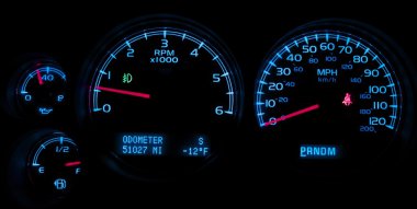 Siyah araba dash aletleri