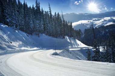 Karlı dağ yolu