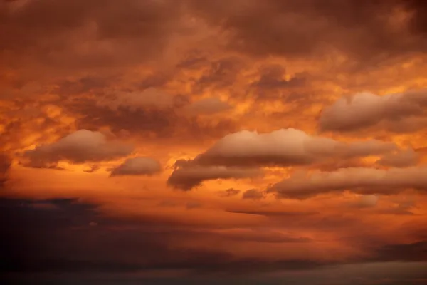 Napnyugtakor ég cloudscape — Stock Fotó