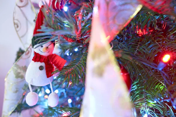 Noel ağacını süsler — Stok fotoğraf