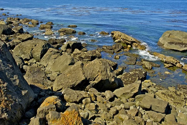 Costa oceânica rochosa — Fotografia de Stock