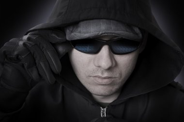 hacker bir güneş gözlüğü