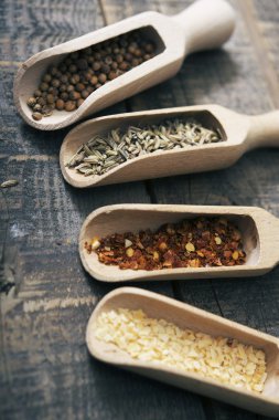 ahşap üzerine kuru baharat