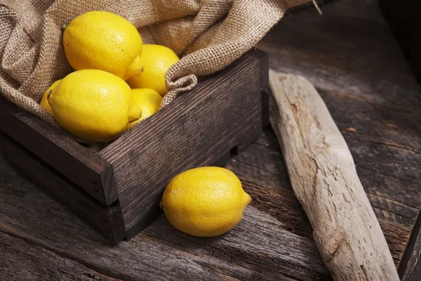 Lemons in Wooden Crate — Stock Photo, Image