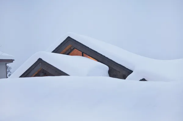 Nieve pesada en el techo — Foto de Stock