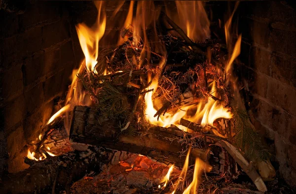 Ogień w kominku zbliżenie — Zdjęcie stockowe