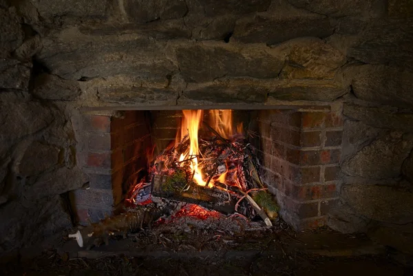 燃烧的石头壁炉 — 图库照片
