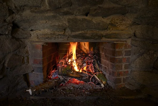 Brennender Steinkamin — Stockfoto