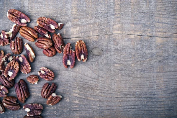 Pecannötter på trä — Stockfoto