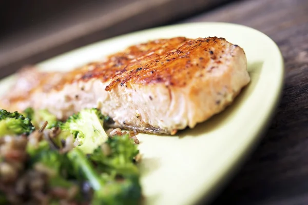 Assiette de saumon grillé — Photo
