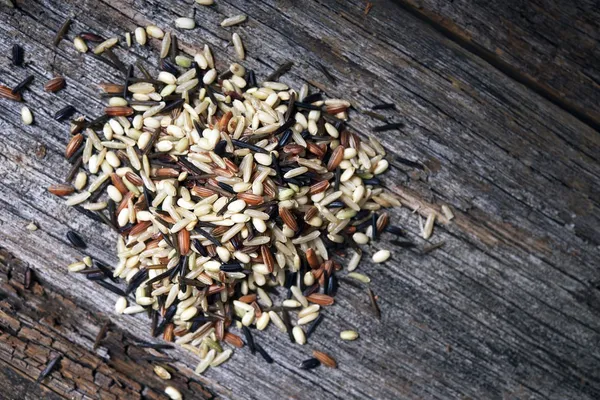 Divoká organické rýže na dřevo — Stock fotografie