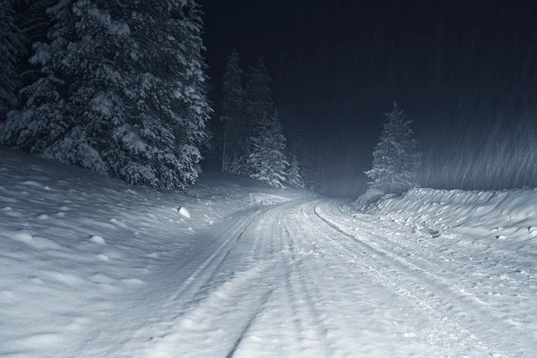 Sztorm zimą w nocy — Zdjęcie stockowe