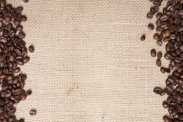 キャンバスの背景のコーヒー豆 — ストック写真