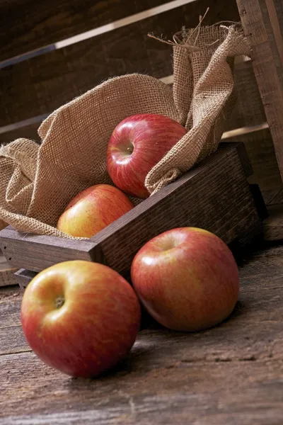 Jabłka w skrzyni drewna — Zdjęcie stockowe