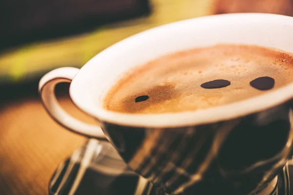 Чашка свіжої гарячої кави — стокове фото