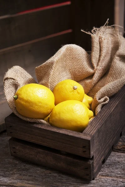 크 레이트에 신선한 레몬 — 스톡 사진