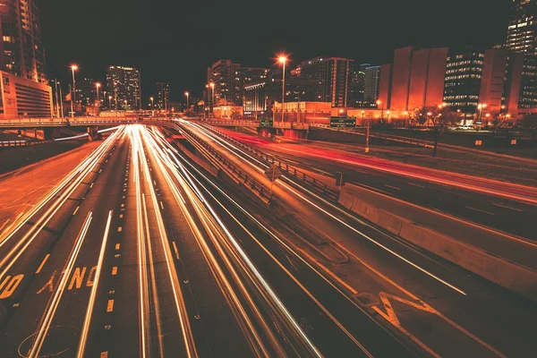 Trafik i rörelse nattetid — Stockfoto