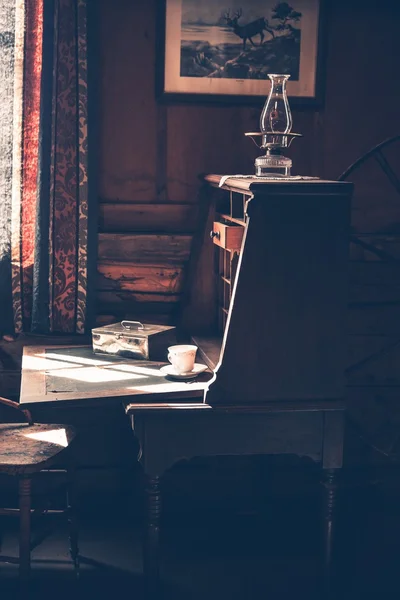 Vintage Desk no quarto escuro — Fotografia de Stock