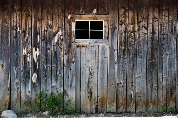 Houten muur met venster — Stockfoto