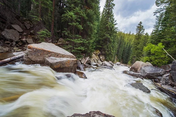 Fiume di montagna che scorre — Foto Stock