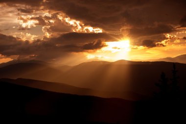 dağ günbatımı scener