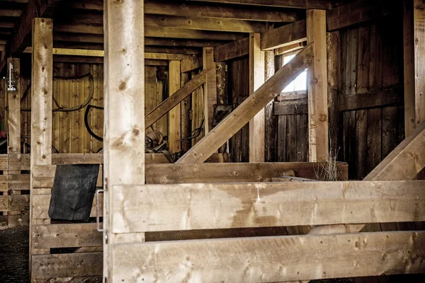 Interior de celeiro de madeira — Fotografia de Stock