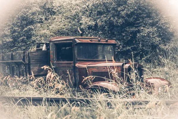 Verlaten roestig oldtimer — Stockfoto