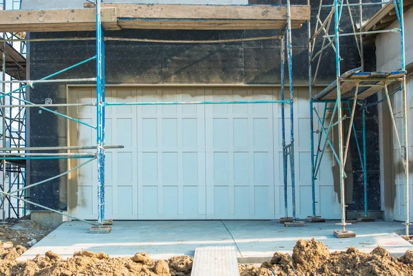 Construção de porta de garagem — Fotografia de Stock