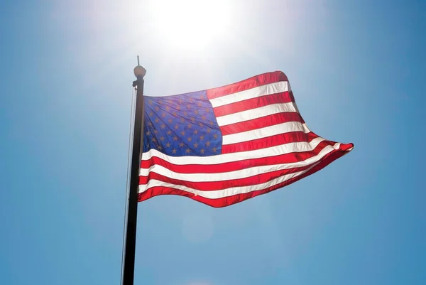 Amerika Birleşik Devletleri bayrağı üzerinde gökyüzü — Stok fotoğraf