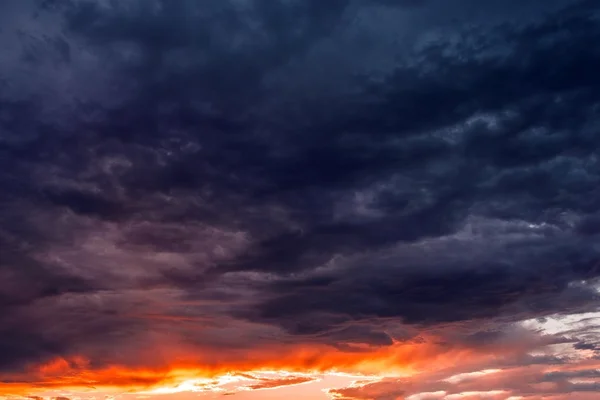 暗蓝色夕照中的云彩 — 图库照片