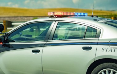 Otobanın kenarındaki polis eyalet polisi arabası. Trafik Durdurma Teması. Amerika Birleşik Devletleri.