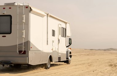 C sınıfı karavan karavanı plajda kamp yapıyor. Kum üzerinde Hız Motoru. Pismo Plajı, Kaliforniya, ABD.