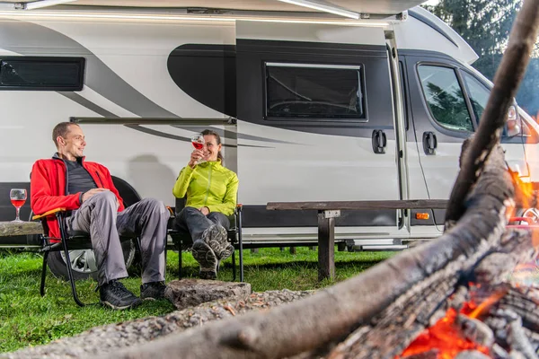 Pareja Caucásica Sus Años Bebiendo Vino Frente Camioneta Moderna Camping —  Fotos de Stock